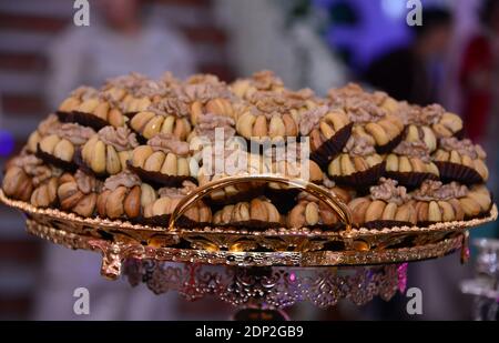 Biscotti marocchini tradizionali serviti durante Ramadan - Almond Briouats Foto Stock