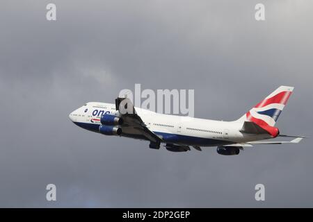 British Airways Boeing 747 con partenza dall'aeroporto di Heathrow Foto Stock