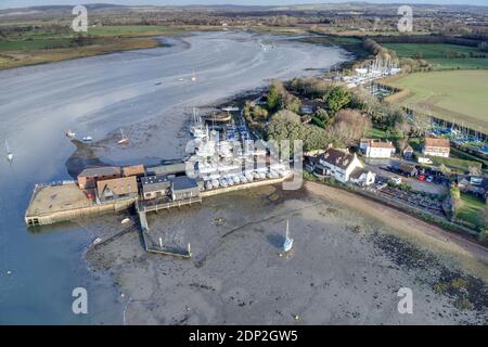 Veduta aerea di Dell Quay una destinazione panoramica in barca a vela situata in un estuario della Manica. Foto Stock