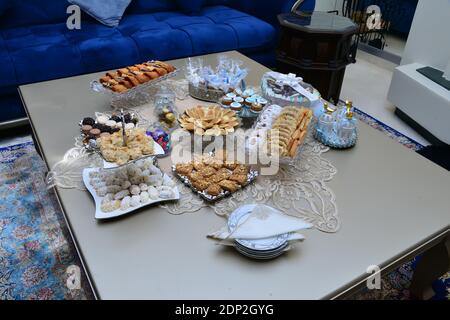 Colazione marocchina con succo d'arancia (harira) uova sode e dolci marocchini. Colazione Ramadan Foto Stock