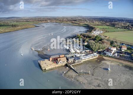 Vista aerea di Dell Quay con yacht nell'estuario e ormeggiato una posizione nella splendida campagna del Sussex occidentale. Foto Stock