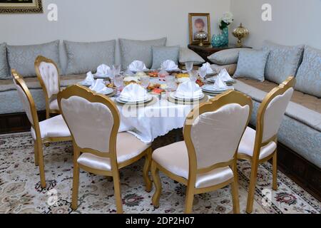 Colazione marocchina con succo d'arancia (harira) uova sode e dolci marocchini. Colazione Ramadan Foto Stock