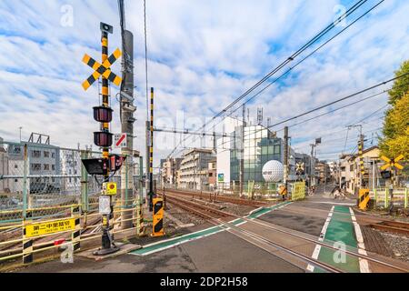 tokyo, giappone - dicembre 06 2020: L'ultimo e unico passaggio di livello della linea Yamanote chiamata Nakazato Railroad Crossing II che sarà distrutto Foto Stock