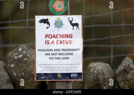 Firma su un sentiero di avvertimento contro bracconaggio e trasgressione sulla terra in campagna. Yorkshire Dales, Regno Unito. Foto Stock