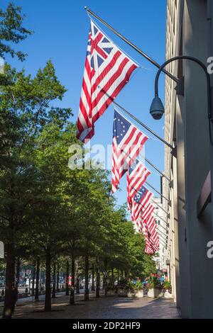 Varietà di bandiere americane decorano il lato di Pennsylvania Avenue del Federal Bureau of Investigation, FBI, edificio J Edgar Hoover, Washington DC, Stati Uniti. Foto Stock