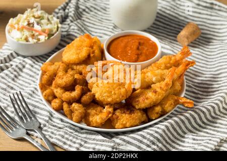 Piatto di gamberi fritti fatti in casa con salsa cocktail Foto Stock