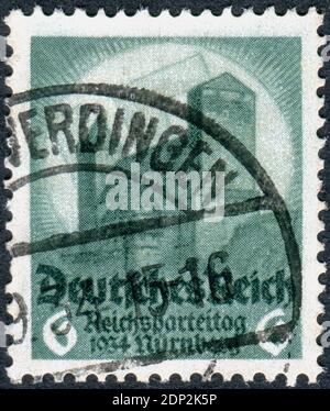GERMANIA - CIRCA 1934: Francobollo stampato in Germania, dedicato al Congresso nazista di Norimberga, mostra uno Swastika, Sun e Castello di Norimberga, circa 1934 Foto Stock