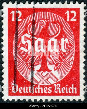 GERMANIA - CIRCA 1934: Francobollo stampato in Germania, dedicato al plebiscito di Saar il 13 gennaio 1935, mostra un'aquila imperiale con l'iscrizione 'saar', circa 1934 Foto Stock