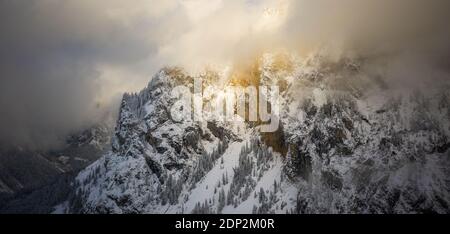 Aereo di montagne in stiria, Green Lake Gruner vedere nuvoloso giorno d'inverno. Foto Stock