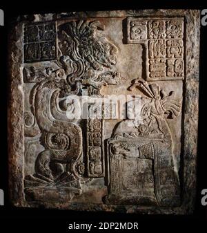 I Lintel Yaxchilan. Telefono 15. Struttura 21. Architrave calcareo intagliato con glifi e scena raffigurante Lady Wak Tuun, durante un rito sanguinoso. Porta con sé un cesto con i paraphernalia utilizzati per il sacrificio automatico: Colonna vertebrale stingray, una corda e carta sanguinata. Il serpente di visione appare prima che lei molleggii da una ciotola posta davanti a lei che contiene anche strisce di corteccia-carta. Maya Classico tardo, 770. Calcare. Yaxchilan, Chiapas, Messico. British Museum. Londra, Inghilterra, Regno Unito. Foto Stock