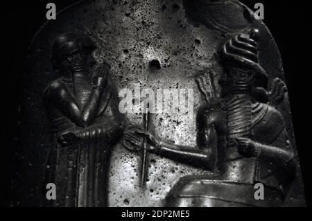 Codice di legge di Hammurabi, re di Babilonia. Stele di basalto, eretto dal re Hammurabi di Babilonia (1792-1750 a.C.). Dettaglio del rilievo raffigurante Hammurabi (in piedi) che riceve la sua investitura da Shamash, dio della giustizia. Museo del Louvre. Parigi, Francia. Foto Stock