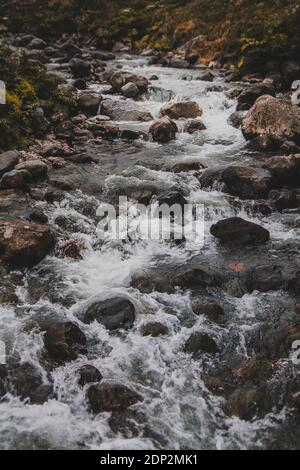 Acqua esuberante che scorre in un ruscello di pietra sull'altopiano A Karadeniz Foto Stock