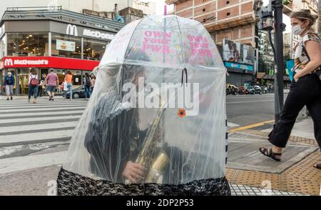 Sassofonista nella sua coovida bolla a Buenos Aires, Argentina Foto Stock