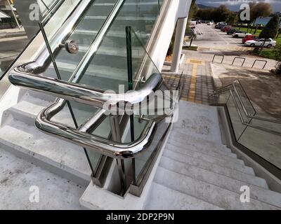 Particolare di ringhiere metalliche lucenti sul cavalcavia pedonale di Atene, Grecia Foto Stock