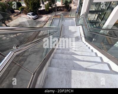 Particolare di ringhiere metalliche lucenti sul cavalcavia pedonale di Atene, Grecia Foto Stock