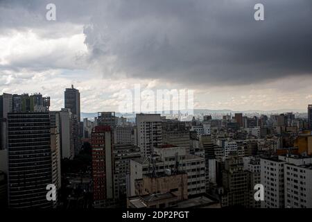 San Paolo, San Paolo, Brasile. 18 Dicembre 2020. (INT) situazione del tempo a San Paolo. 18 dicembre 2020, San Paolo, Brasile: Nuvole scure coprono il cielo della zona del centro di Ã¢â‚¬''¹ã¢â‚¬''¹Sao Paulo, questo Venerdì, 18. Una forte pioggia mette le regioni di San Paolo in uno stato di attenzione per le inondazioni. Nelle prossime ore, vi sono potenziali raffiche di vento, tuoni, grandine e inondazioni in varie regioni della città. Credit: LECO Viana/Thenews2 Credit: LECO Viana/TheNEWS2/ZUMA Wire/Alamy Live News Foto Stock