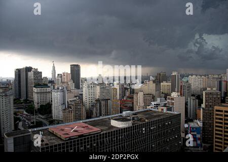 San Paolo, San Paolo, Brasile. 18 Dicembre 2020. (INT) situazione del tempo a San Paolo. 18 dicembre 2020, San Paolo, Brasile: Nuvole scure coprono il cielo della zona del centro di Ã¢â‚¬''¹ã¢â‚¬''¹Sao Paulo, questo Venerdì, 18. Una forte pioggia mette le regioni di San Paolo in uno stato di attenzione per le inondazioni. Nelle prossime ore, vi sono potenziali raffiche di vento, tuoni, grandine e inondazioni in varie regioni della città. Credit: LECO Viana/Thenews2 Credit: LECO Viana/TheNEWS2/ZUMA Wire/Alamy Live News Foto Stock