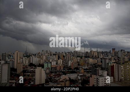 San Paolo, San Paolo, Brasile. 18 Dicembre 2020. (INT) situazione del tempo a San Paolo. 18 dicembre 2020, San Paolo, Brasile: Nuvole scure coprono il cielo della zona del centro di Ã¢â‚¬''¹ã¢â‚¬''¹Sao Paulo, questo Venerdì, 18. Una forte pioggia mette le regioni di San Paolo in uno stato di attenzione per le inondazioni. Nelle prossime ore, vi sono potenziali raffiche di vento, tuoni, grandine e inondazioni in varie regioni della città. Credit: LECO Viana/Thenews2 Credit: LECO Viana/TheNEWS2/ZUMA Wire/Alamy Live News Foto Stock