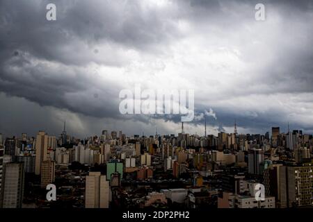 San Paolo, San Paolo, Brasile. 18 Dicembre 2020. (INT) situazione del tempo a San Paolo. 18 dicembre 2020, San Paolo, Brasile: Nuvole scure coprono il cielo della zona del centro di Ã¢â‚¬''¹ã¢â‚¬''¹Sao Paulo, questo Venerdì, 18. Una forte pioggia mette le regioni di San Paolo in uno stato di attenzione per le inondazioni. Nelle prossime ore, vi sono potenziali raffiche di vento, tuoni, grandine e inondazioni in varie regioni della città. Credit: LECO Viana/Thenews2 Credit: LECO Viana/TheNEWS2/ZUMA Wire/Alamy Live News Foto Stock