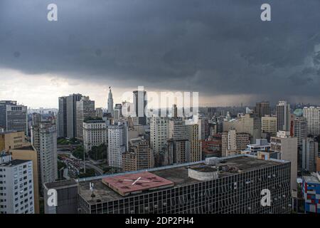 San Paolo, San Paolo, Brasile. 18 Dicembre 2020. (INT) situazione del tempo a San Paolo. 18 dicembre 2020, San Paolo, Brasile: Nuvole scure coprono il cielo della zona del centro di Ã¢â‚¬''¹ã¢â‚¬''¹Sao Paulo, questo Venerdì, 18. Una forte pioggia mette le regioni di San Paolo in uno stato di attenzione per le inondazioni. Nelle prossime ore, vi sono potenziali raffiche di vento, tuoni, grandine e inondazioni in varie regioni della città. Credit: LECO Viana/Thenews2 Credit: LECO Viana/TheNEWS2/ZUMA Wire/Alamy Live News Foto Stock