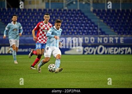 Oviedo, Spagna. 17 Dicembre 2020. Oviedo, SPAGNA: Il giocatore RC Celta de Vigo Fran Beltrán (8) passa la palla durante il primo round della SM El Rey 2020-21 Cup tra UD Llanera e RC Celta de Vigo con vittoria per i visitatori del 0-5 all'Estadio Nuevo Carlos Tartiere di Oviedo, Spagna, il 17 dicembre 2020. (Foto di Alberto Brevers/Pacific Press/Sipa USA) Credit: Sipa USA/Alamy Live News Foto Stock