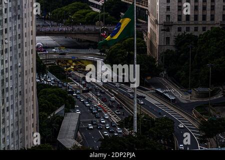 San Paolo, San Paolo, Brasile. 18 Dicembre 2020. (INT) situazione del tempo a San Paolo. 18 dicembre 2020, San Paolo, Brasile: Nuvole scure coprono il cielo della zona del centro di Ã¢â‚¬''¹ã¢â‚¬''¹Sao Paulo, questo Venerdì, 18. Una forte pioggia mette le regioni di San Paolo in uno stato di attenzione per le inondazioni. Nelle prossime ore, vi sono potenziali raffiche di vento, tuoni, grandine e inondazioni in varie regioni della città. Credit: LECO Viana/Thenews2 Credit: LECO Viana/TheNEWS2/ZUMA Wire/Alamy Live News Foto Stock