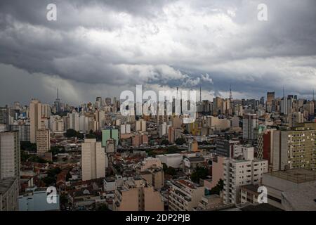 San Paolo, San Paolo, Brasile. 18 Dicembre 2020. (INT) situazione del tempo a San Paolo. 18 dicembre 2020, San Paolo, Brasile: Nuvole scure coprono il cielo della zona del centro di Ã¢â‚¬''¹ã¢â‚¬''¹Sao Paulo, questo Venerdì, 18. Una forte pioggia mette le regioni di San Paolo in uno stato di attenzione per le inondazioni. Nelle prossime ore, vi sono potenziali raffiche di vento, tuoni, grandine e inondazioni in varie regioni della città. Credit: LECO Viana/Thenews2 Credit: LECO Viana/TheNEWS2/ZUMA Wire/Alamy Live News Foto Stock