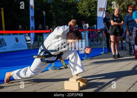 RIGA, LETTONIA. 31 agosto 2019. Tang Soo fare arti marziali master performance. Rompere i mattoni. Foto Stock