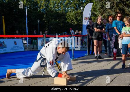 RIGA, LETTONIA. 31 agosto 2019. Tang Soo fare arti marziali master performance. Rompere i mattoni. Foto Stock