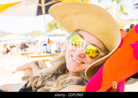 Una donna di mezza età che si rilassa sulla spiaggia a Sayulita, Nayarit, Messico. Foto Stock