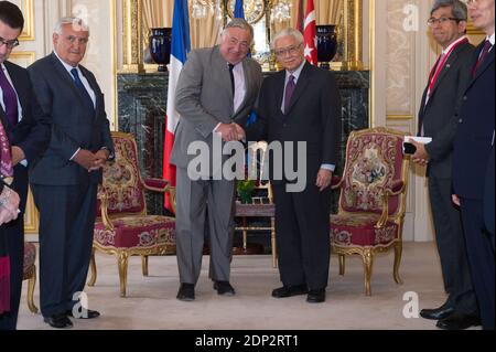 Il presidente francese del Senato Gerard Larcher stringe le mani con il presidente di Singapore Tony Tan Keng Yam come senatore francese Jean-Pierre Raffarin guarda sopra, al Senato di Parigi, Francia, il 18 maggio 2015. Il Presidente Tan è in visita di Stato di sei giorni in Francia. Foto di Laurent Chamussy/piscina/ABACAPRESS.COM Foto Stock