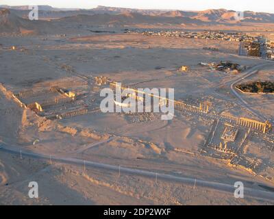 Aerial file photo taken in January 2009 of the ancient and modern (in the background) Palmyra in Syria. Islamic State (IS) militants in Syria have entered the Unesco World Heritage site of Palmyra after seizing the town next to the ancient ruins. IS has previously demolished ancient sites in Iraq that pre-date Islam. Photo by Christophe Charon/ABACAPRESS.COM Foto Stock