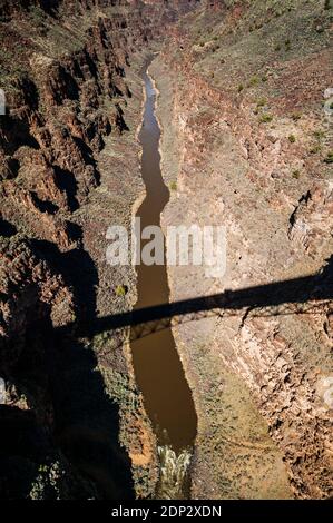 Vista panoramica da un acciaio ponte che attraversa il fiume Rio Grande vicino a Taos, Nuovo Messico, STATI UNITI D'AMERICA Foto Stock