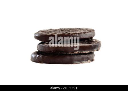 Pila di tre caramelle ricoperte di cioccolato fondente con un ripieno cremoso di menta piperita. Isolato su uno sfondo bianco con tracciato di ritaglio incluso. Foto Stock