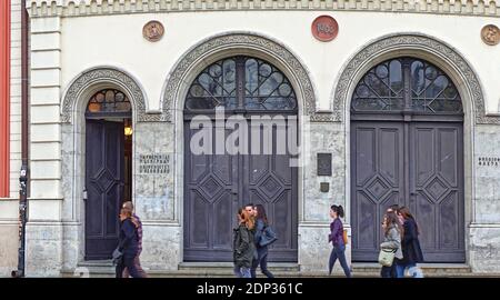 Belgrado, Serbia - 07 ottobre 2019: Studenti di fronte alla Facoltà di Filosofia dell'Università di Belgrado. Foto Stock