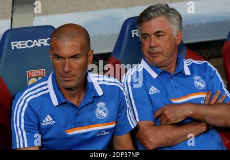 New Real Madrid Coach Zinedine Zidane - New Real Madrid Coach Zinedine Zidane - New Real Madrid Coach Zinedine Zidane - New Real Madrid Coach Zinedine Zidane - New Real Madrid Coach Zinedine Zidane - New Real Madrid Coach Zinedine Zidane - New Real Madrid Coach Zinedine Zidane - file Foto : il coach italiano del Real Madrid Carlo Ancelotti e il suo assistente francese Zinedine Zidane siedono prima della partita di calcio pre-stagione, Olympique Lyonnais vs Real Madrid allo stadio Gerland di Lione, Francia, il 24 luglio 2013. La partita si è conclusa in un 2-2. Carlo Ancelotti è stato licenziato come manager del Real Madrid dopo due s. Foto Stock