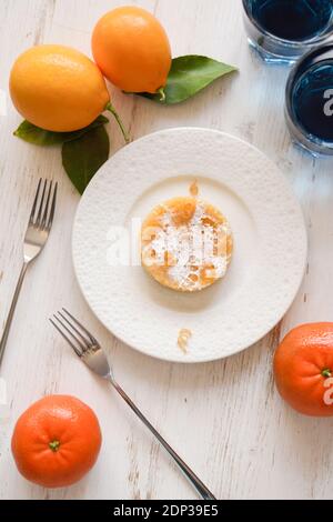 Bevanda sana e dessert. tè tailandese blu anchan con torta al limone e frutta fresca su sfondo bianco vista dall'alto Foto Stock