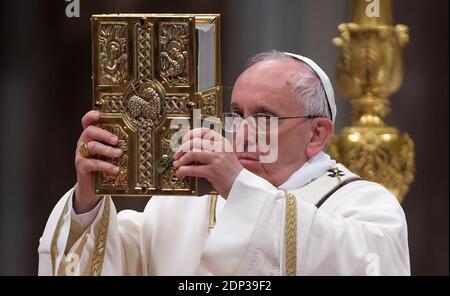 Papa Francesco guida la messa della veglia pasquale nella Basilica di San Pietro in Vaticano il 4 aprile 2015. Papa Francesco ha presieduto la solenne Veglia pasquale sabato sera, in mezzo alla crescente sollecitudine del Vaticano per i martiri cristiani di oggi, le cui morti hanno dominato questo periodo pasquale. Francesco ha camminato nell'oscurità verso la basilica di San Pietro, completamente silenziosa, all'inizio della veglia Messa, che precede la gioiosa celebrazione della domenica di Pasqua, commemorando la risurrezione di Cristo dopo la sua crocifissione. Durante il servizio notturno, 10 persone provenienti da Italia, Portogallo, Albania, Kenya e Cambogia sono state Foto Stock