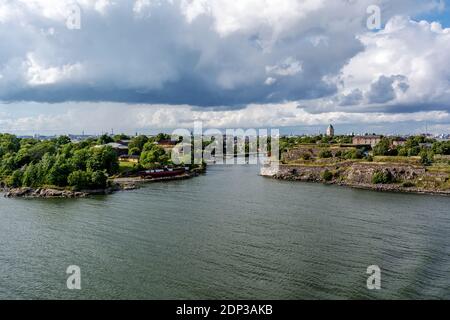 Vista sulla Baia dell'Artiglieria tra Susisaari e ISO Mustasaari complesso delle Isole della fortezza di Suomenlinna Foto Stock