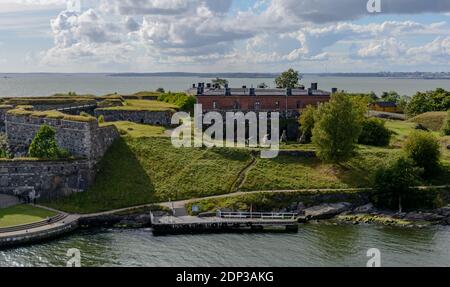 Cannoni e mortai nella fortezza di Suomenlinna vicino all'ingresso principale - Porta del Re Foto Stock