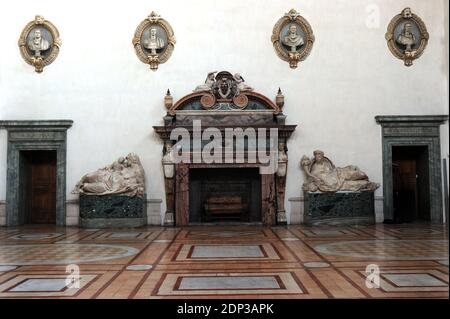 Una veduta della Sala di Ercole a Palazzo Farnese a Roma il 12 dicembre 2014. Palazzo Farnese, che attualmente ospita l'ambasciata francese, è il più monumentale dei palazzi rinascimentali romani, a Roma. Progettato per la prima volta nel 1517 per la famiglia Farnese, l'edificio del palazzo si espanse di dimensioni e concezione quando Alessandro Farnese divenne Papa Paolo III nel 1534. La sua storia edile coinvolse alcuni dei più importanti architetti italiani del XVI secolo. Dopo l'estinzione della famiglia Farnese passò per eredità al re di Napoli. Il palazzo fu ereditato dal b Farnese Foto Stock