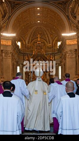 Papa Francesco presenta la Bolla d'indicazione del Giubileo della Misericordia durante la preghiera del Vespro nella Basilica di San Pietro il 11 aprile 2015 a Città del Vaticano. Papa Francesco ha proclamato un anno speciale di sforzi della Chiesa cattolica per essere più misericordioso e meno giudicante. Francesco proclamò un anno Santo "Giubileo straordinario della Misericordia". L'anno inizia l'8 dicembre con l'apertura da parte di Francesco della porta Santa normalmente chiusa sul retro della basilica, e termina il 20 novembre 2016. Foto di Eric Vandeville /ABACAPRESS.COM Foto Stock