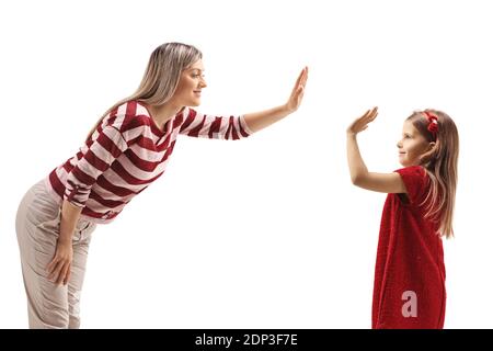 Donna che fa un alto-cinque gesto con una ragazza in a. abito rosso isolato su sfondo bianco Foto Stock