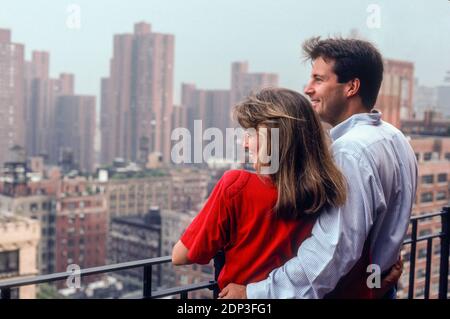 Coppia anni '90 che si riflette sulla vista del loro balcone di appartamento Upper East Side, New York, Stati Uniti Foto Stock