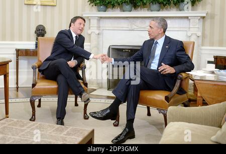 Il presidente AMERICANO Barack Obama ha incontrato il primo ministro italiano Matteo Renzi presso l'Ufficio ovale della Casa Bianca il 17 aprile 2015 a Washington, DC, USA. Questa è la prima visita ufficiale di Matteo Renzi nella capitale degli Stati Uniti come primo ministro italiano.Foto di Olivier Douliery/ABACAPRESS.COM Foto Stock