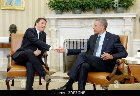 Il presidente AMERICANO Barack Obama ha incontrato il primo ministro italiano Matteo Renzi presso l'Ufficio ovale della Casa Bianca il 17 aprile 2015 a Washington, DC, USA. Questa è la prima visita ufficiale di Matteo Renzi nella capitale degli Stati Uniti come primo ministro italiano.Foto di Olivier Douliery/ABACAPRESS.COM Foto Stock