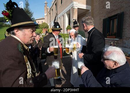 Il 16 aprile 2015 Papa Benedetto XVI, in pensione, celebra il suo ottantottantesimo compleanno con una festa e una pinta di birra insieme ad un gruppo di bavaresi nei giardini Vaticani. Il Papa emerito Benedetto era accompagnato dal fratello maggiore, Mons. Georg Ratzinger, e dal suo segretario privato di lunga data Georg Ganswein. Foto di ABACAPRESS.COM Foto Stock