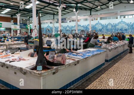 Setubal, Portogallo - 18 Dicembre 2020: Veduta del mercato di Livramento a Setubal Foto Stock