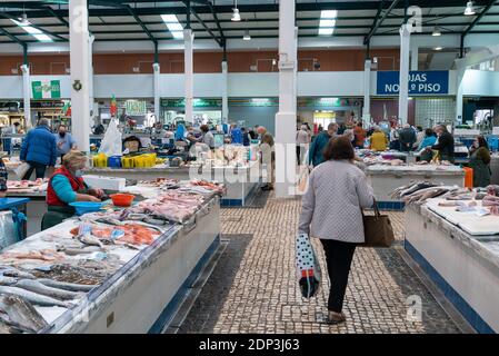 Setubal, Portogallo - 18 Dicembre 2020: Veduta del mercato di Livramento a Setubal Foto Stock