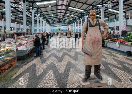 Setubal, Portogallo - 18 Dicembre 2020: Veduta del mercato di Livramento a Setubal Foto Stock